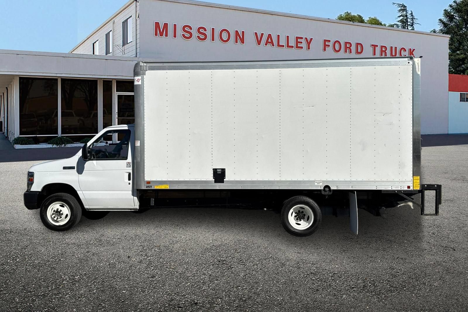 Used 2019 Ford E-450 and Econoline 450 Super Duty w/ Power Windows & Locks Group RWD image 7