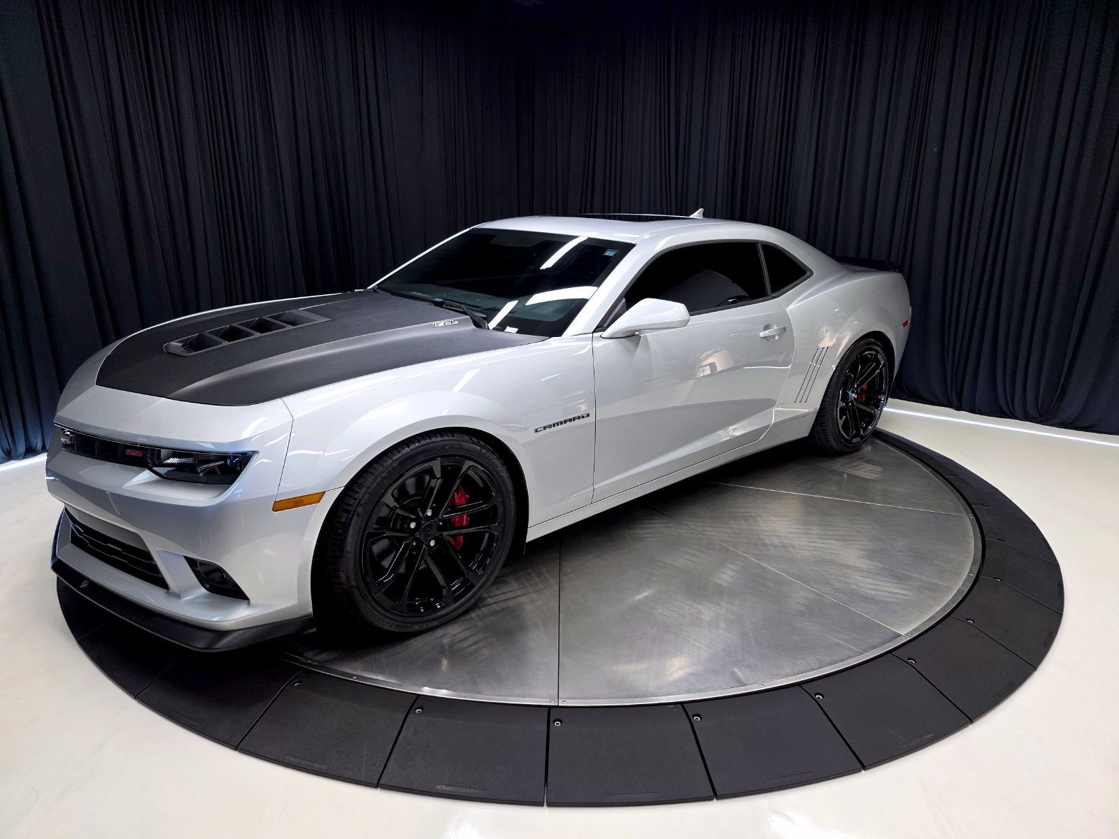 Used 2015 Chevrolet Camaro SS w/ SS Performance Package RWD image 9