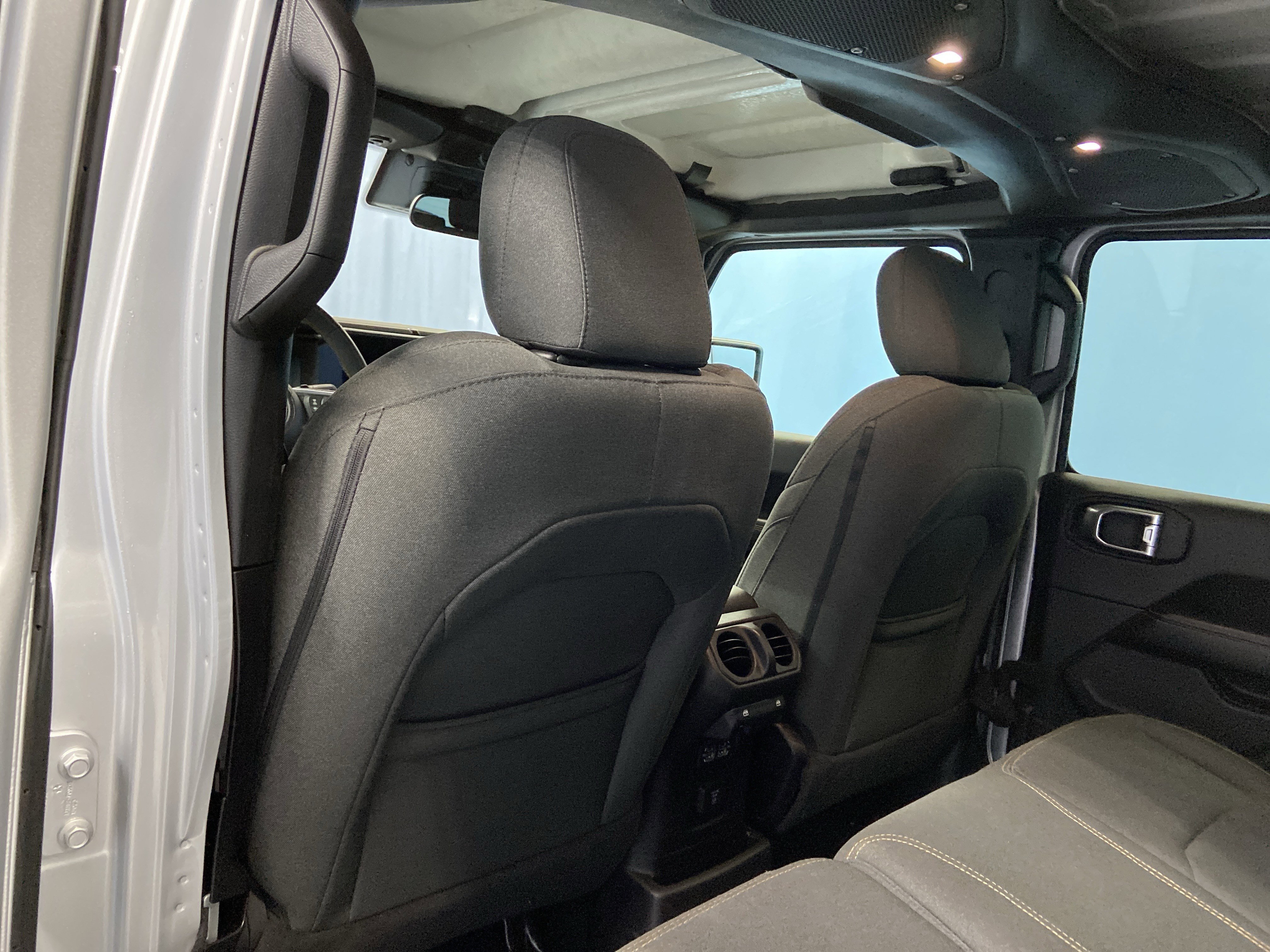 Used 2024 Jeep Wrangler Sahara image 28