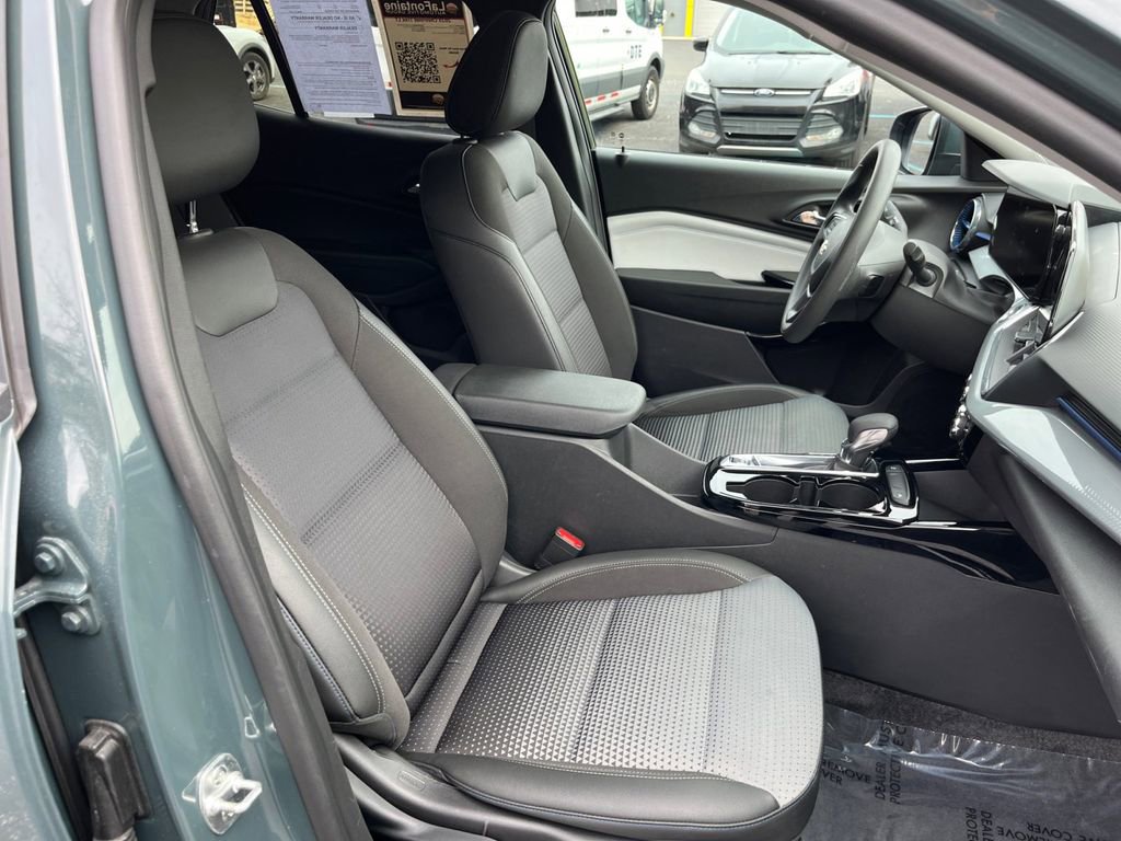 Used 2025 Chevrolet Trax LT FWD image 23