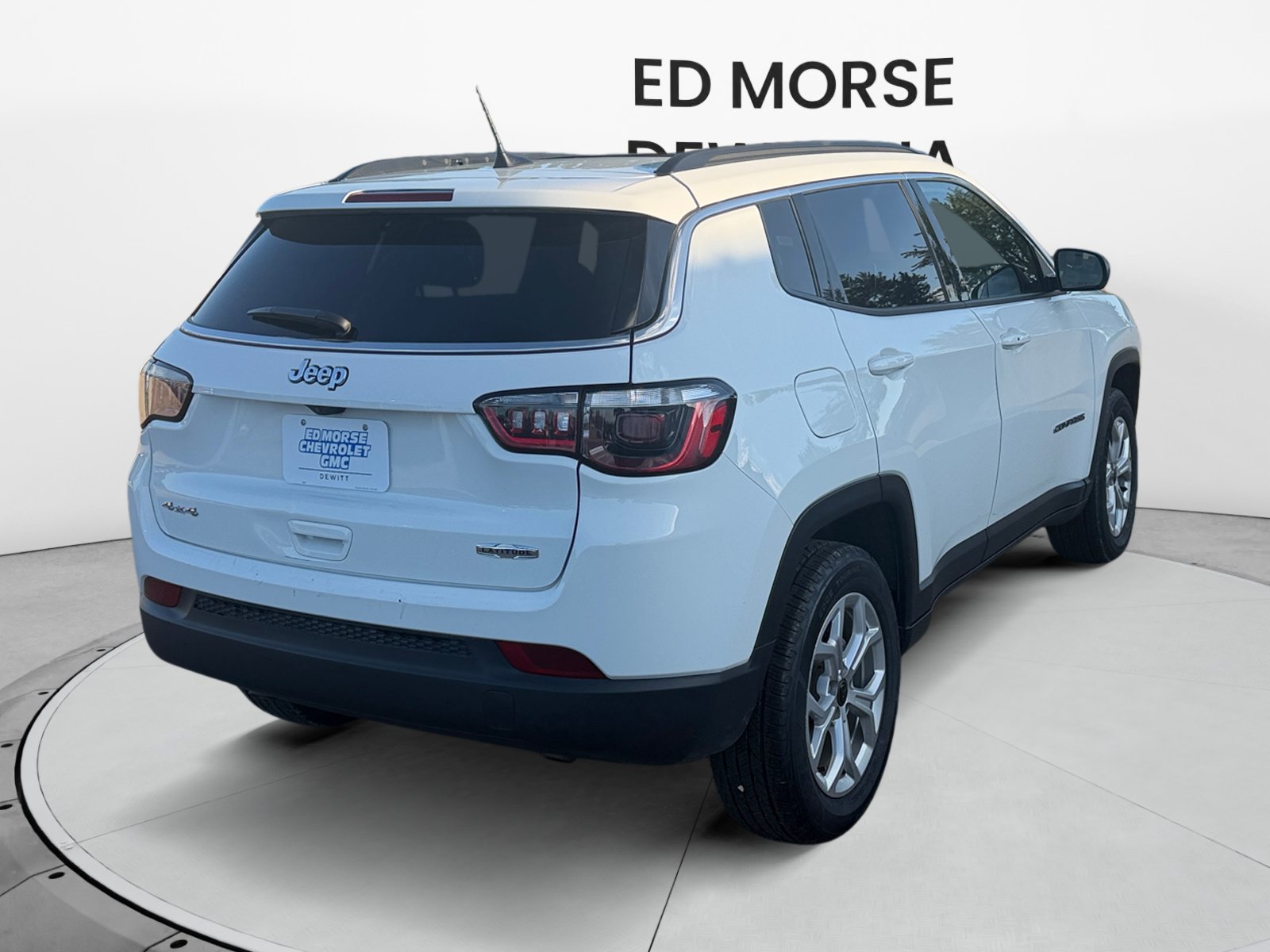 Used 2025 Jeep Compass Latitude w/ Sun & Sound Group AWD/4WD image 5