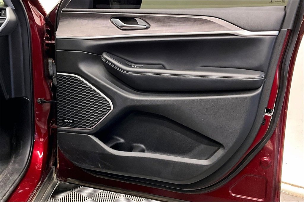 Used 2023 Jeep Grand Cherokee Limited w/ Black Appearance Package image 25