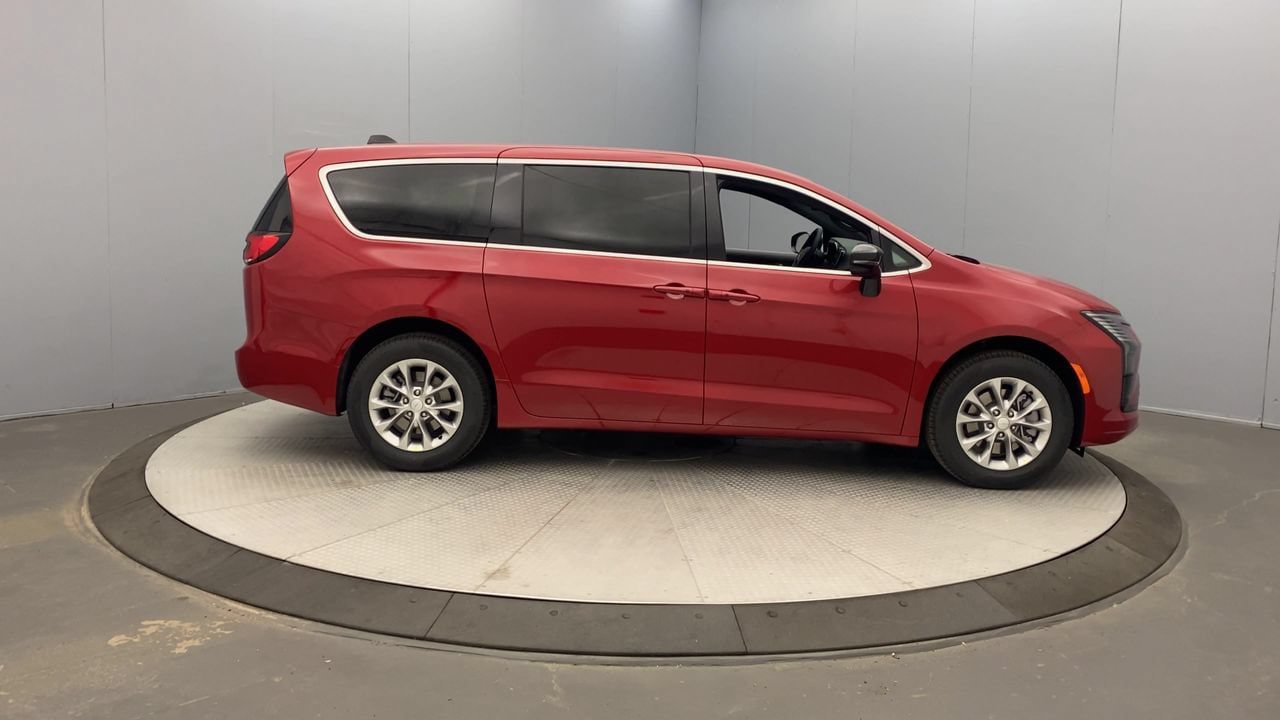 New 2027 Chrysler Pacifica Select w/ Family Tech Group AWD/4WD image 6