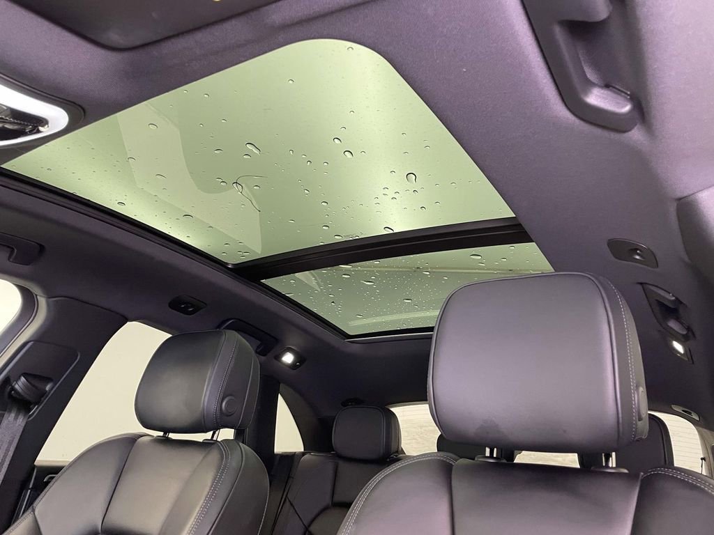 Certified 2022 Porsche Macan image 18