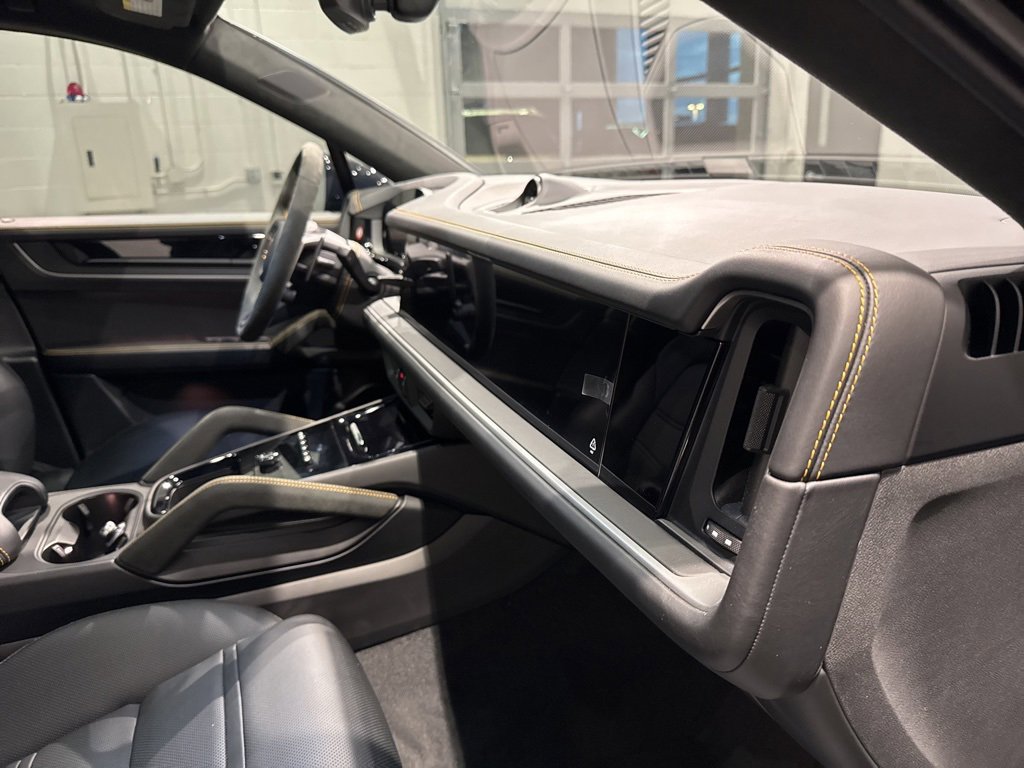 Used 2025 Porsche Cayenne GTS image 39