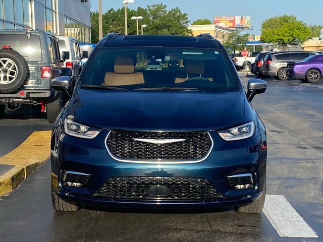 Used 2023 Chrysler Pacifica Pinnacle image 3