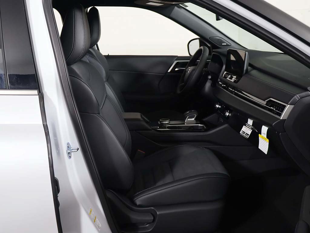 New 2026 Mitsubishi Outlander LE AWD/4WD image 28