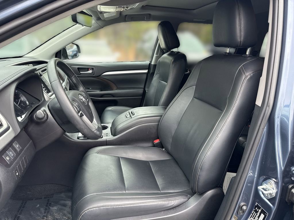 Used 2019 Toyota Highlander XLE w/ Carpet Mat Package (TMS) image 13