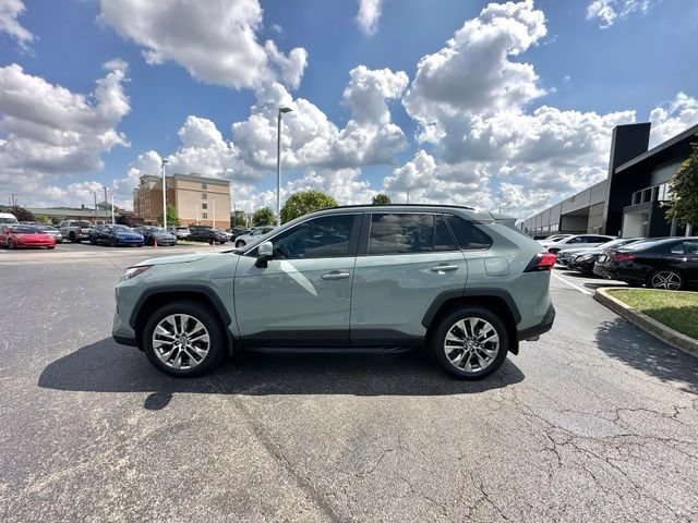 Used 2022 Toyota RAV4 XLE Premium AWD/4WD image 7