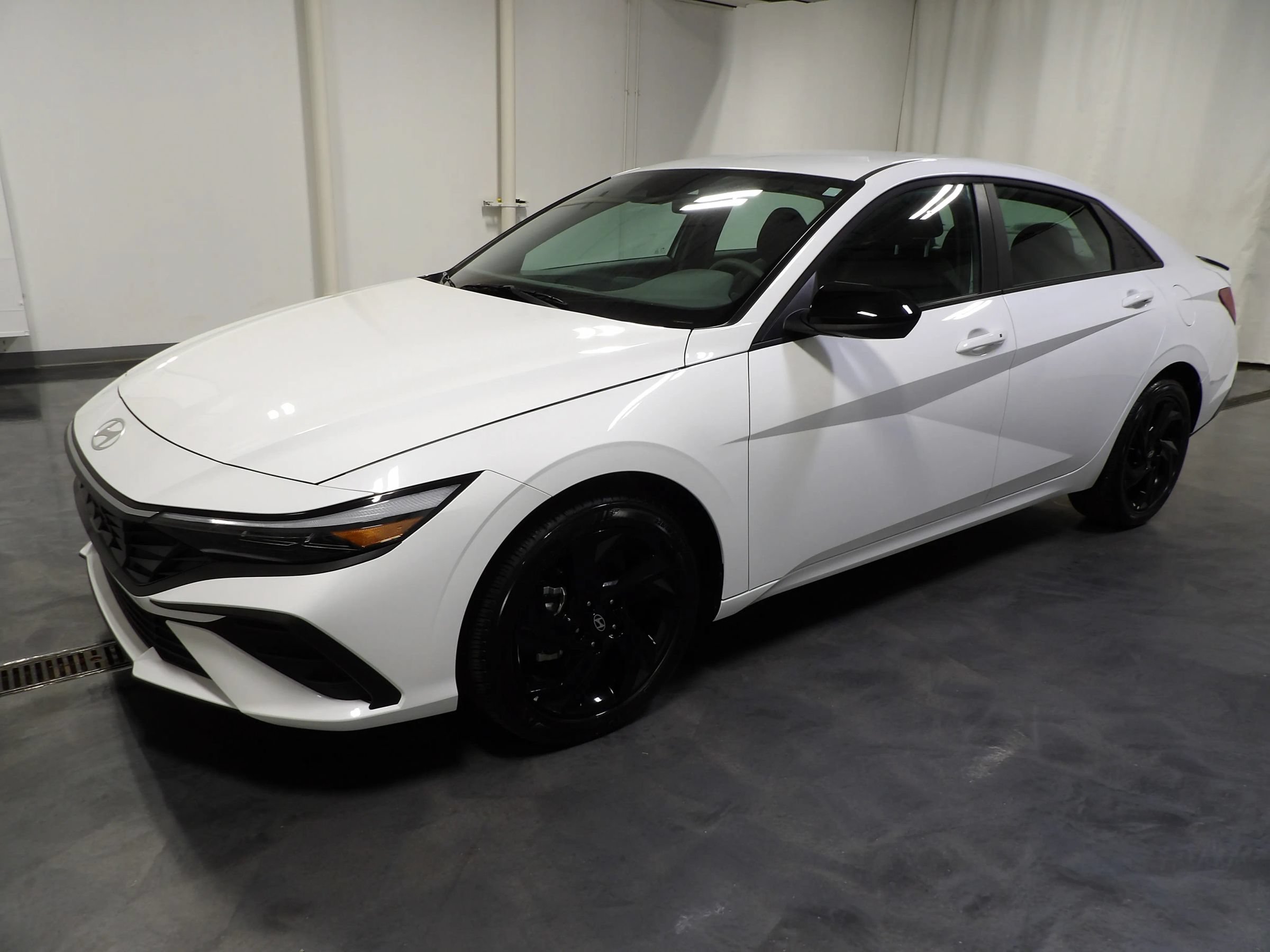 Used 2026 Hyundai Elantra Sport FWD image 3
