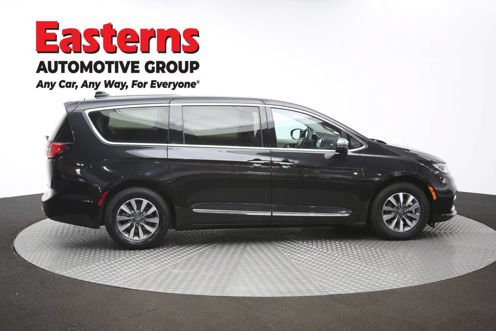 Used 2023 Chrysler Pacifica Limited FWD image 48