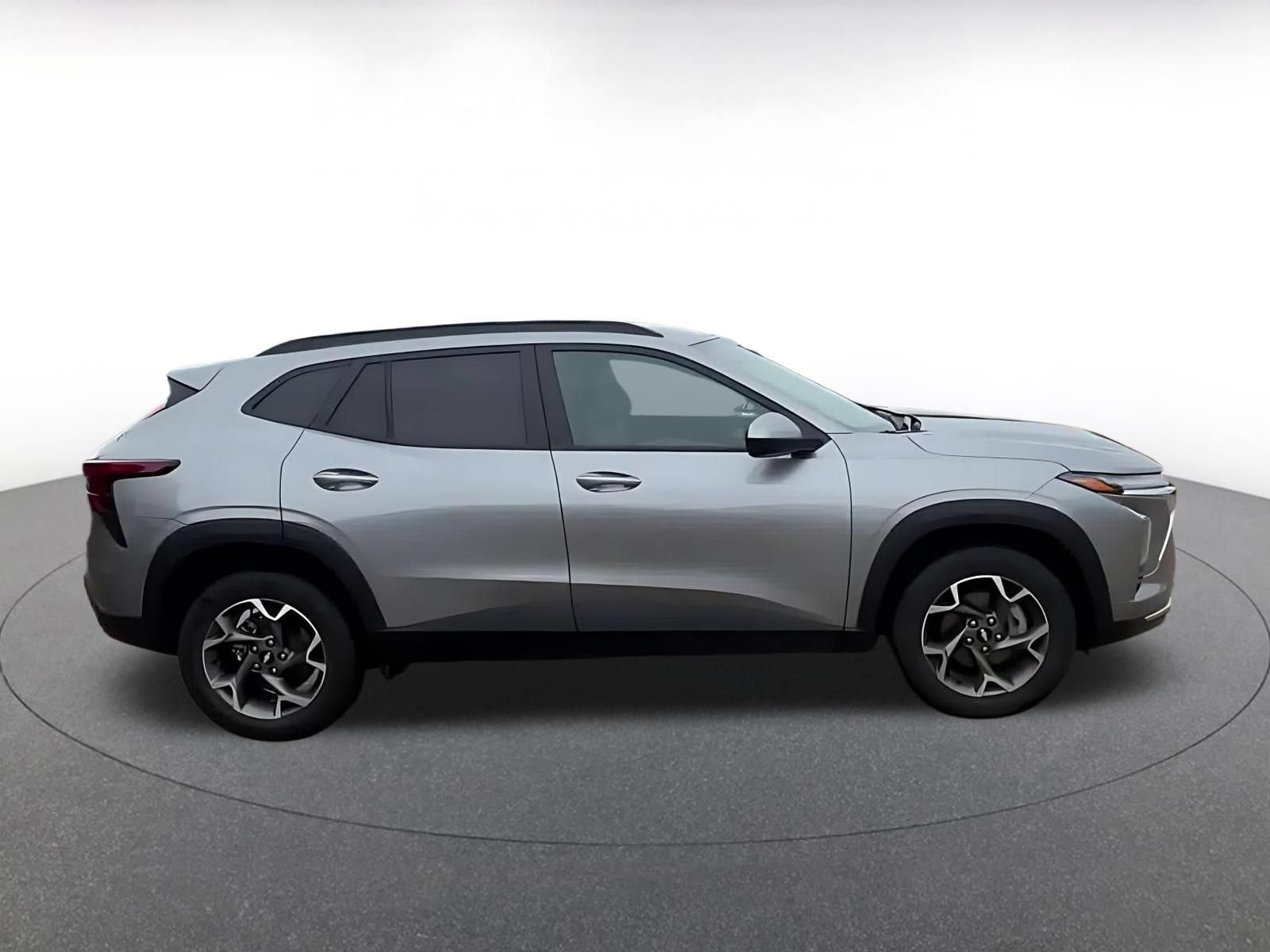 Used 2025 Chevrolet Trax LT FWD image 13