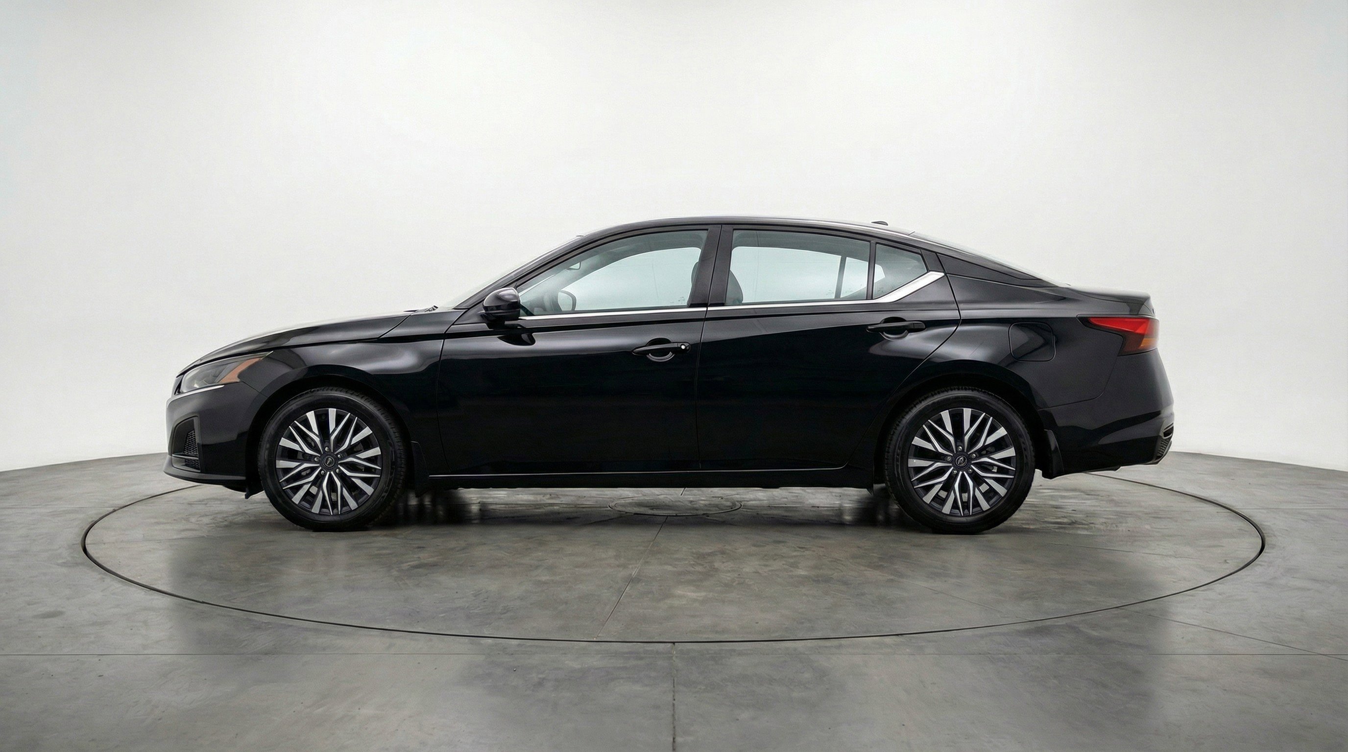 Used 2025 Nissan Altima 2.5 SV image 5
