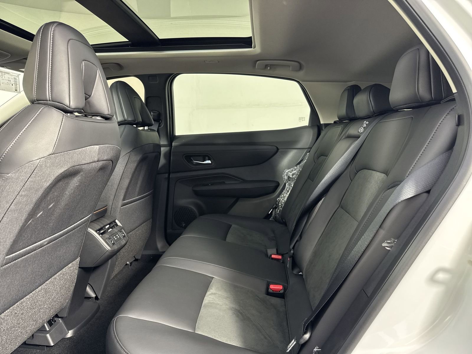 New 2025 Nissan Ariya AWD image 22