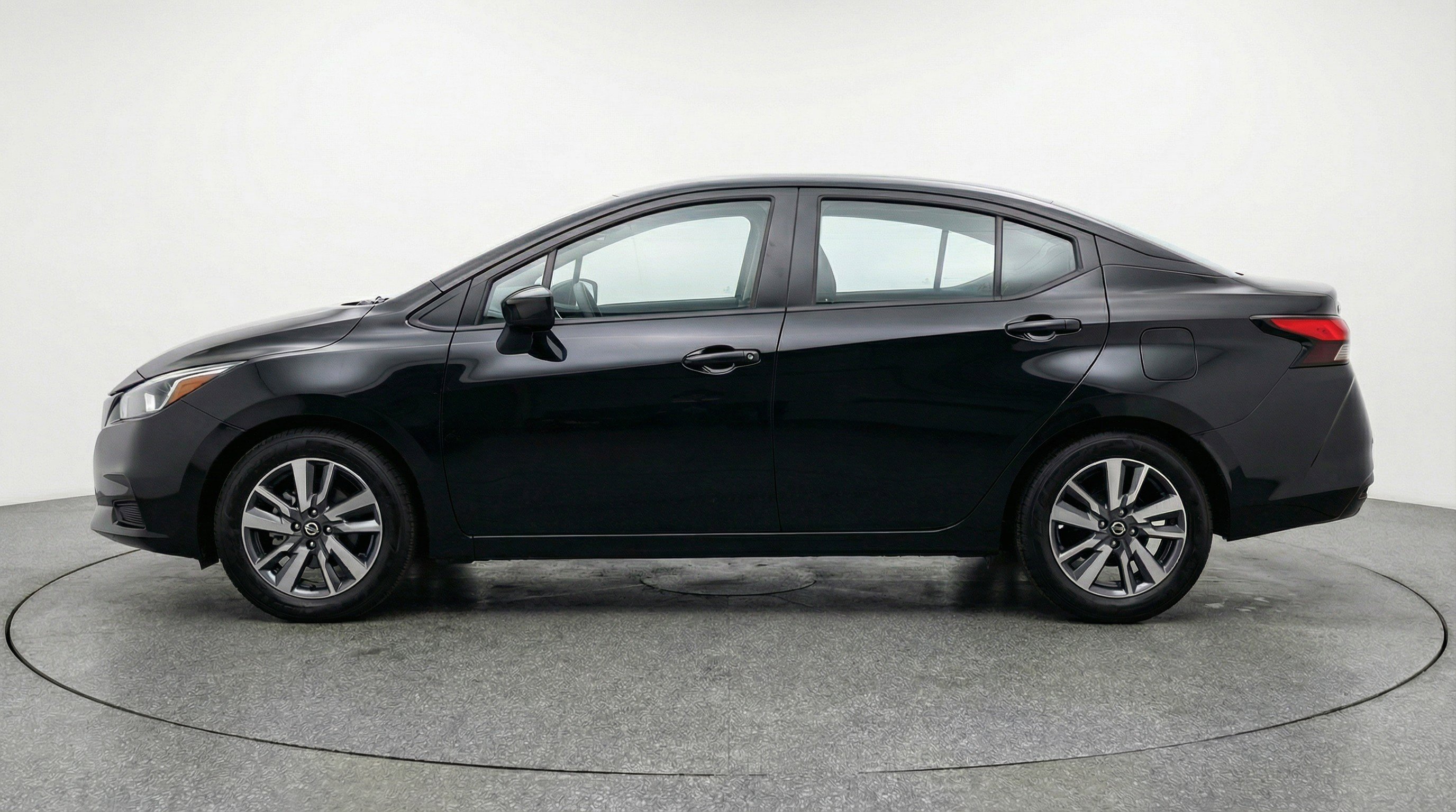 Used 2025 Nissan Versa SV image 5