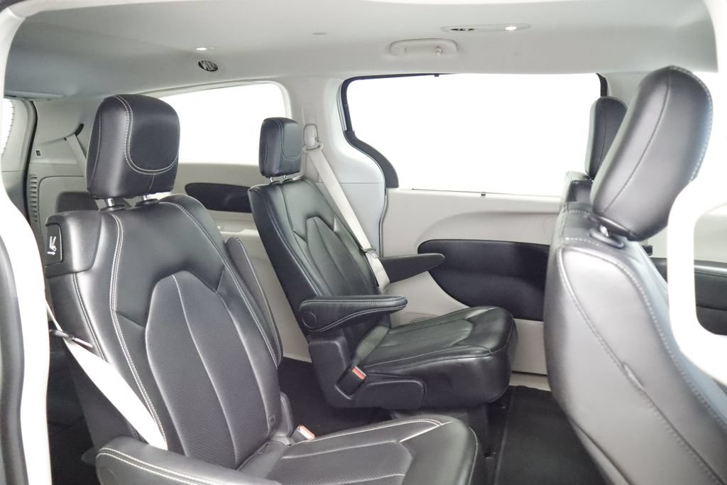 Certified 2024 Chrysler Pacifica Touring-L FWD image 12
