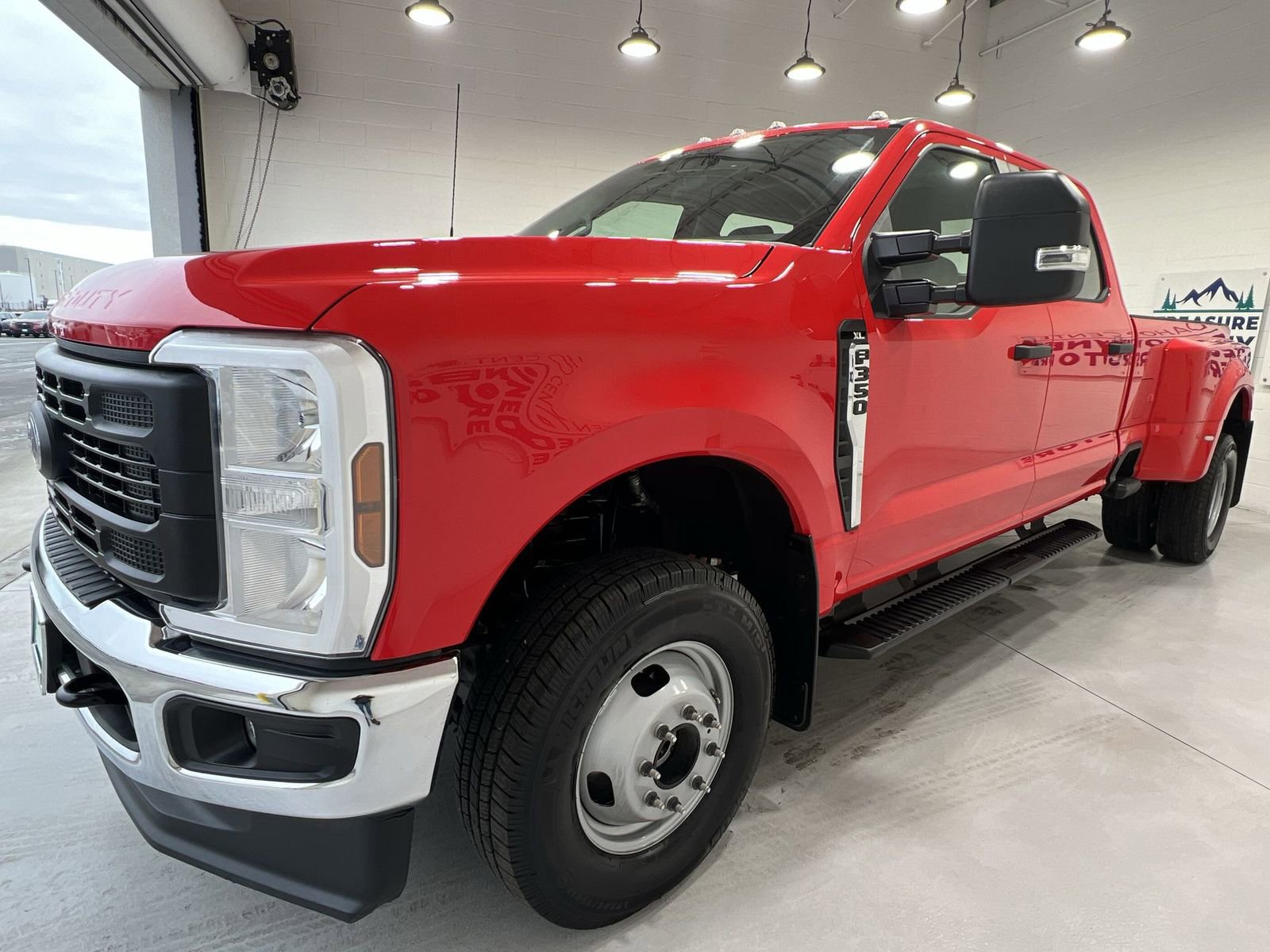 Used 2025 Ford F350 XL w/ XL Chrome Package image 4