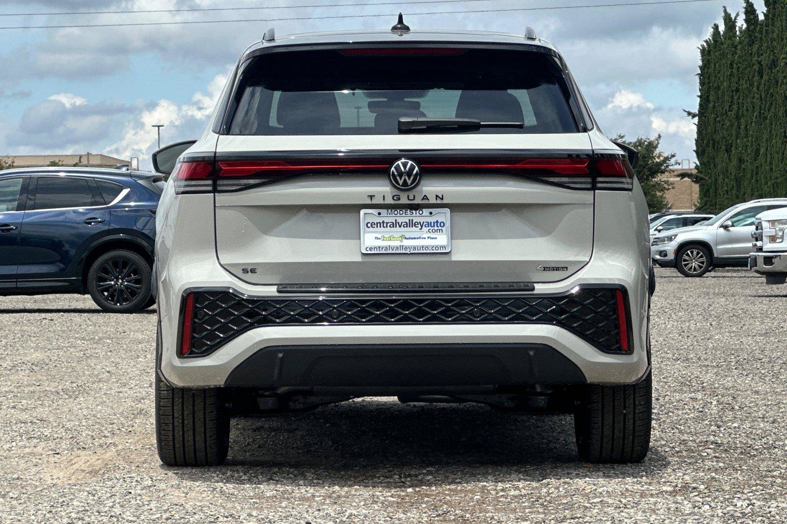 New 2026 Volkswagen Tiguan SE R-Line AWD/4WD image 4