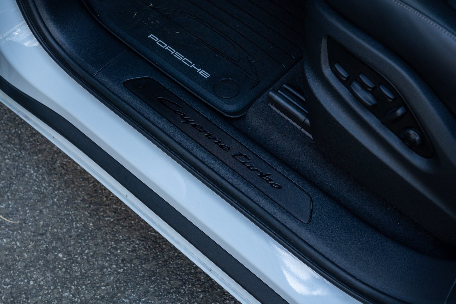 Certified 2025 Porsche Cayenne Turbo AWD/4WD image 23