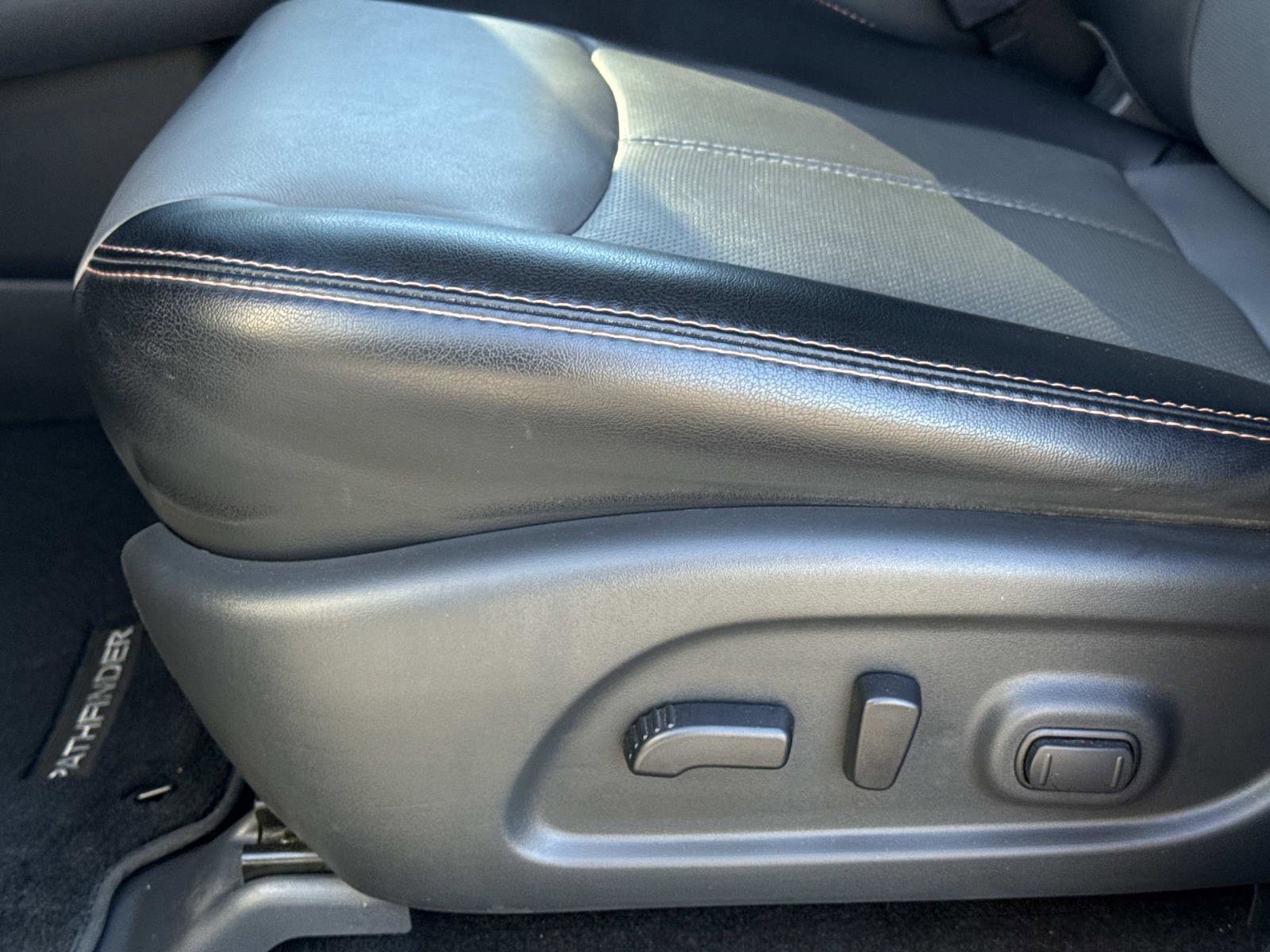 Used 2020 Nissan Pathfinder SL image 23