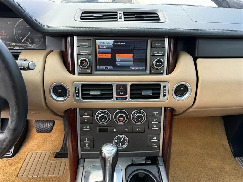 Used 2011 Land Rover Range Rover HSE AWD/4WD image 18
