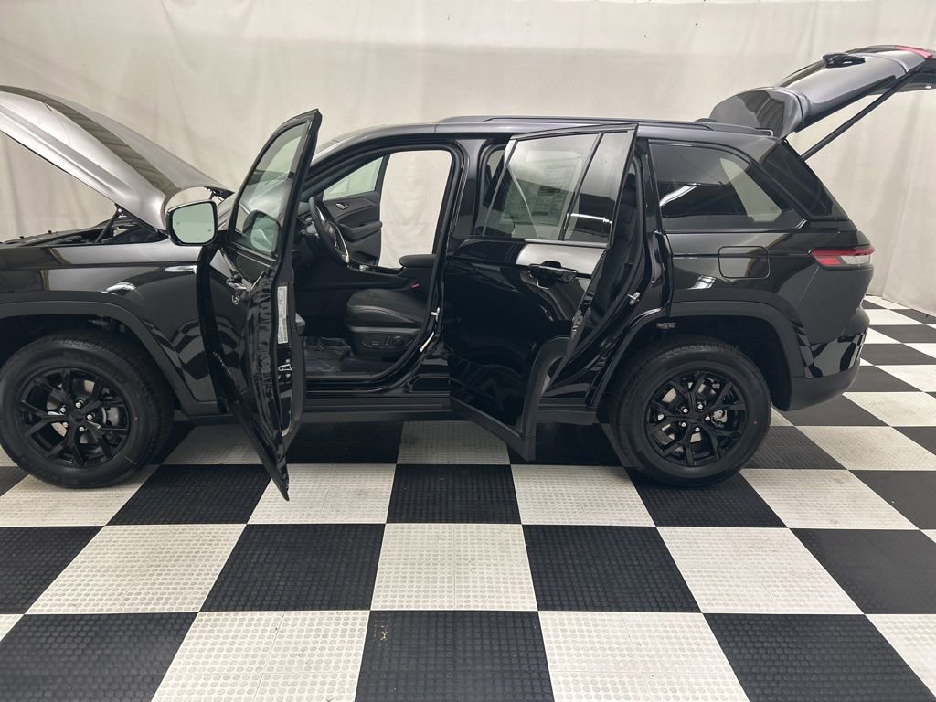 New 2025 Jeep Grand Cherokee Altitude image 20