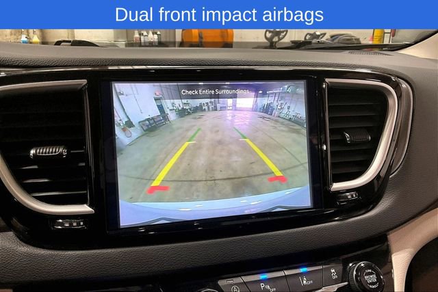 Used 2024 Chrysler Pacifica Touring-L image 17