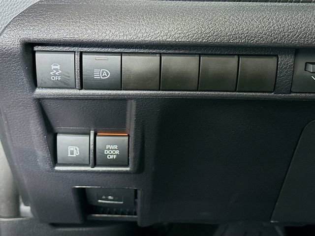 Used 2025 Toyota Sienna XLE image 11