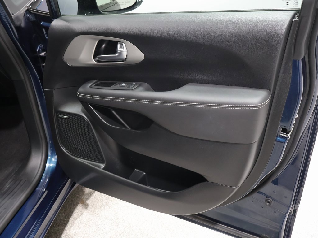 Used 2024 Chrysler Pacifica Limited w/ Uconnect Theater Family Group image 23