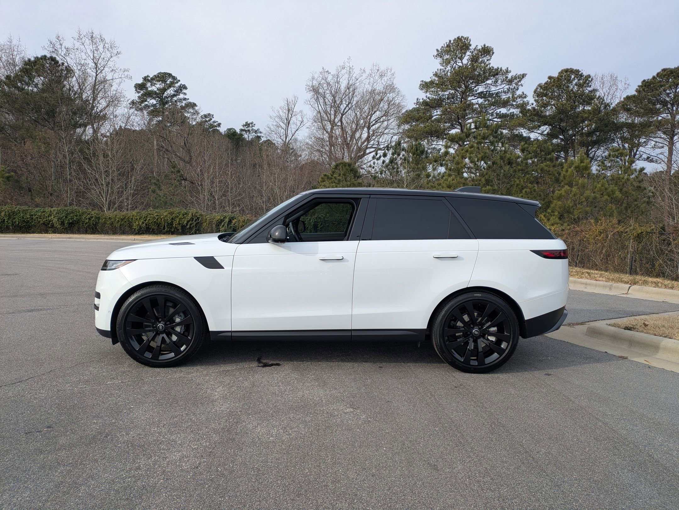 Used 2025 Land Rover Range Rover Sport SE image 8