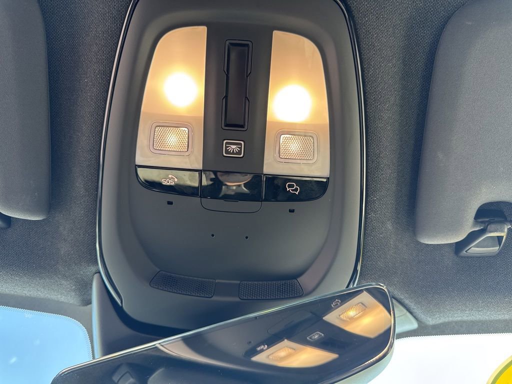 Used 2024 Volvo XC40 B5 Core image 27