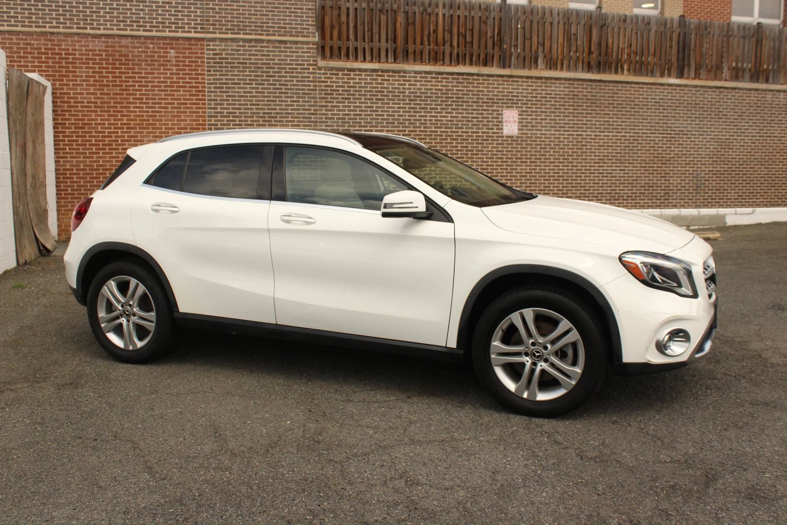 Used 2020 Mercedes-Benz GLA 250 4MATIC w/ Premium Package image 2