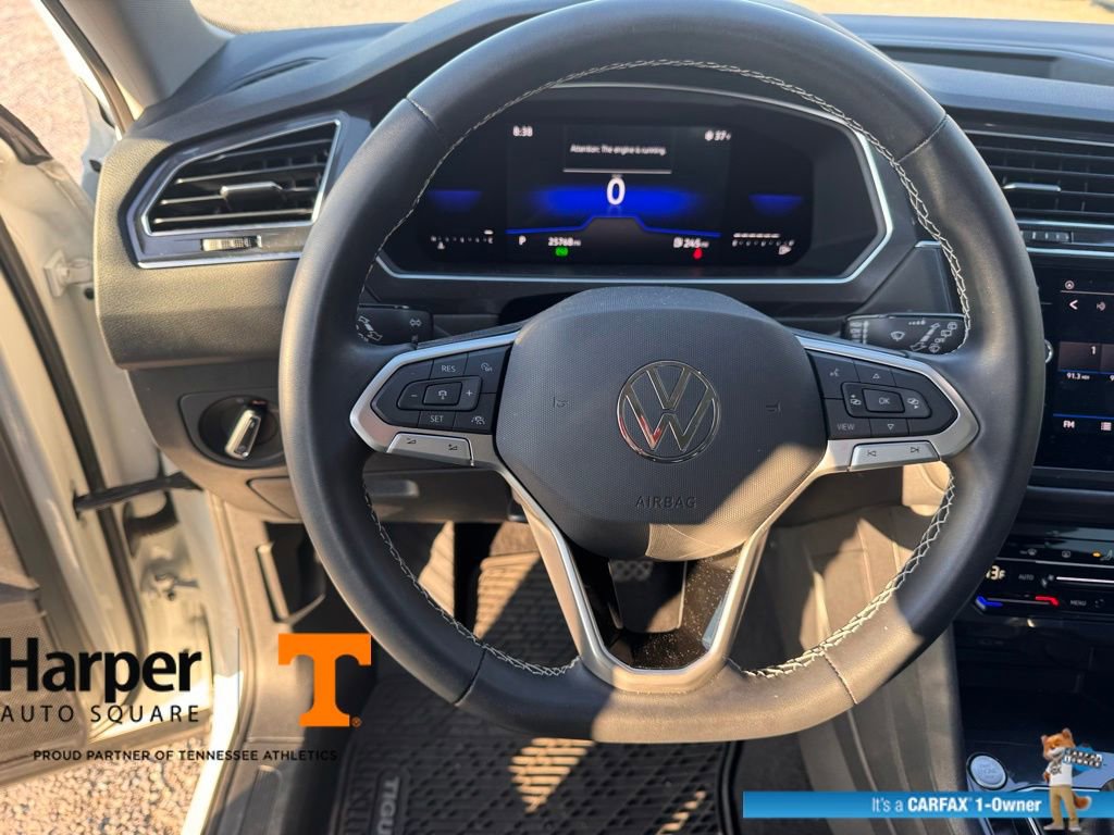 Used 2022 Volkswagen Tiguan SE w/ Panoramic Sunroof Package image 17