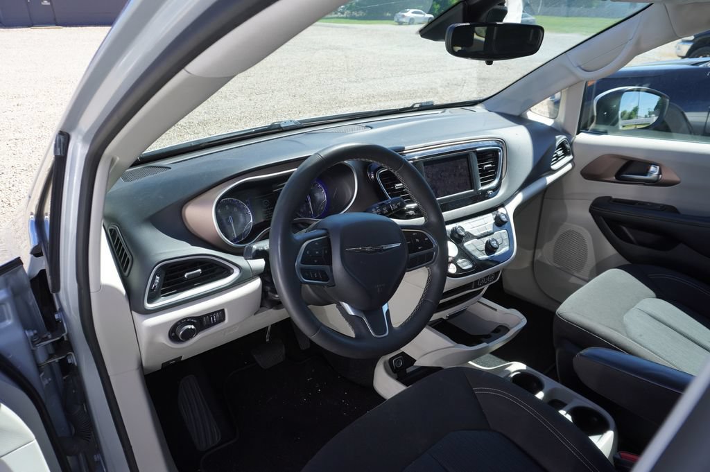 Used 2023 Chrysler Voyager LX FWD image 3