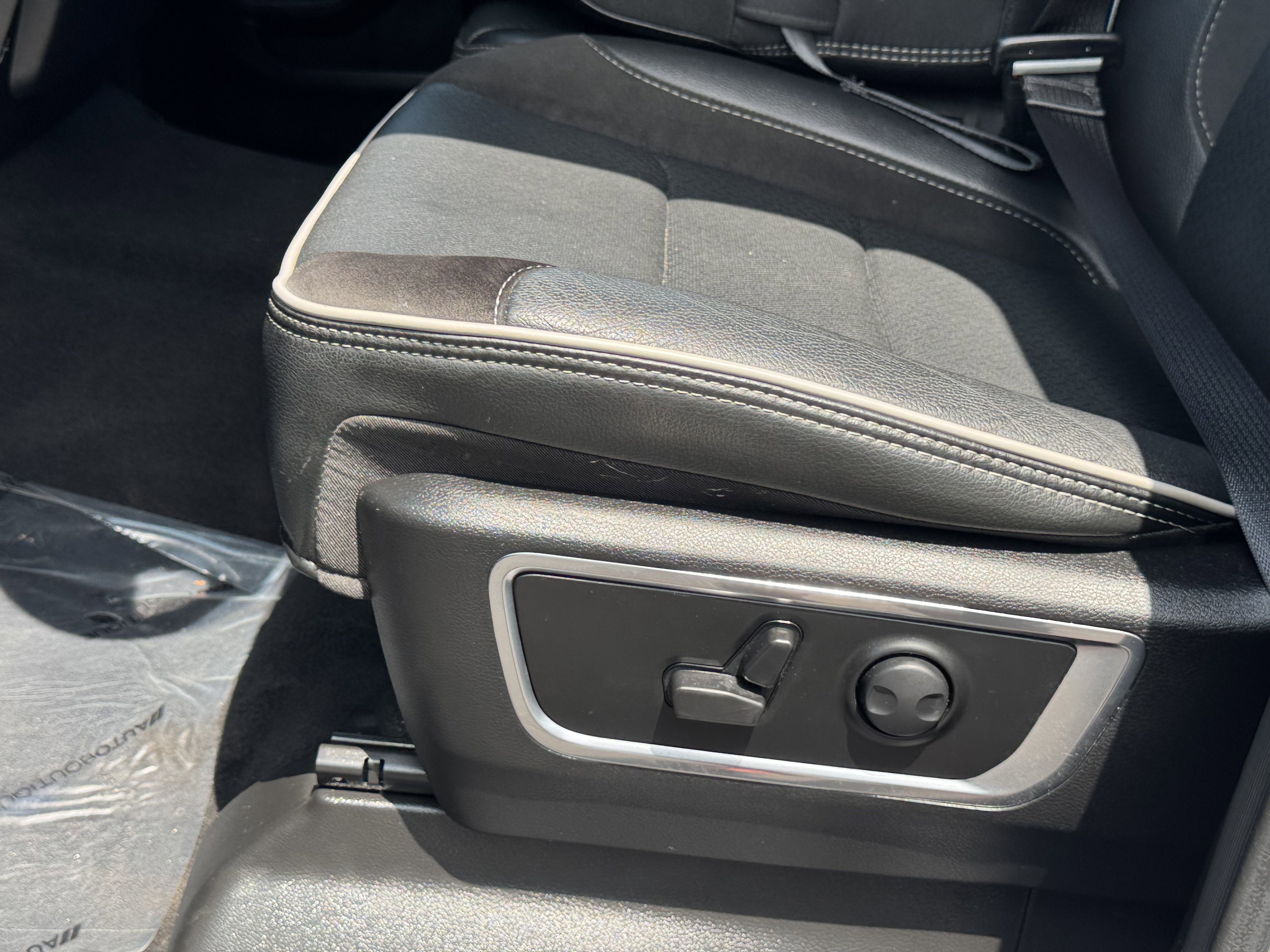 Used 2025 RAM 1500 Laramie image 32