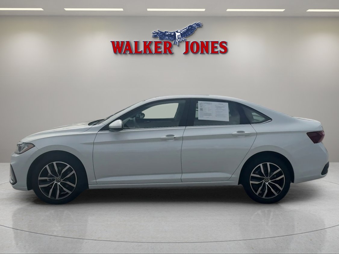 Used 2026 Volkswagen Jetta SE FWD image 3