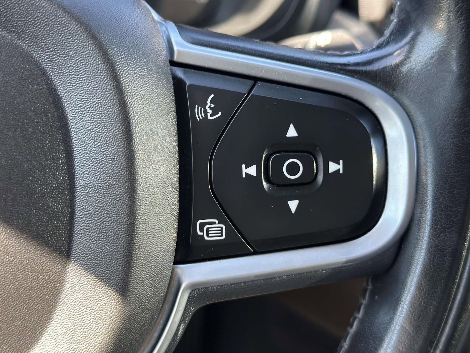 Used 2018 Volvo XC60 T5 Momentum w/ Convenience Package AWD/4WD image 15