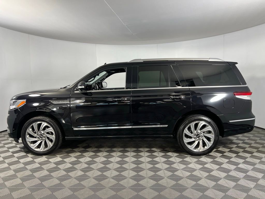 Used 2024 Lincoln Navigator Reserve image 10