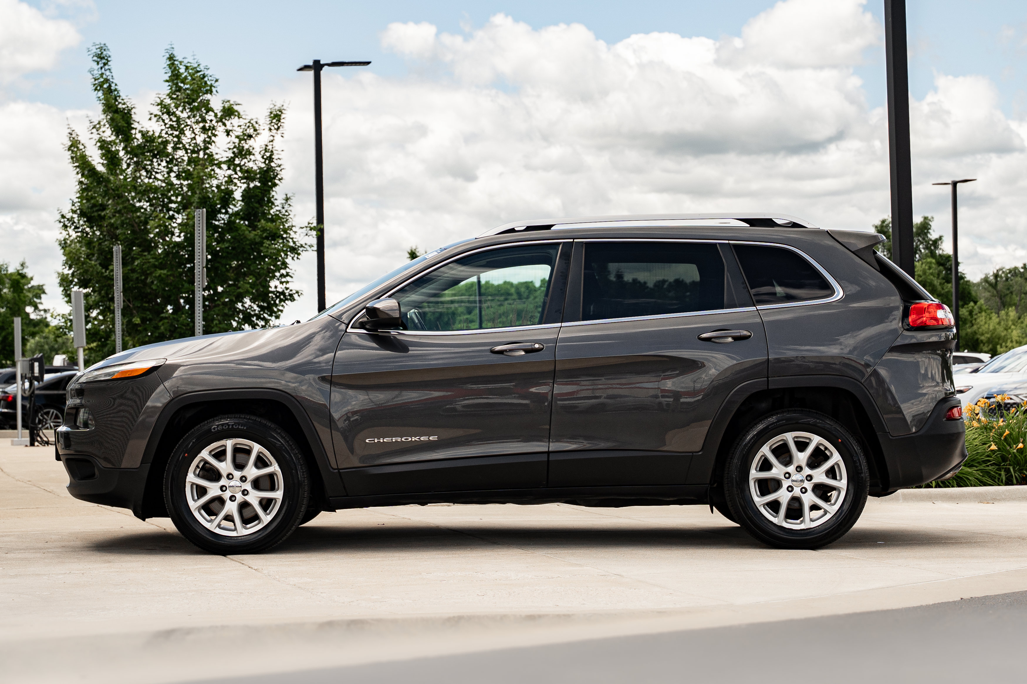Used 2016 Jeep Cherokee Latitude w/ Cold Weather Group FWD image 6