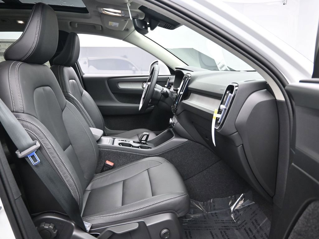 New 2025 Volvo XC40 B5 Core w/ Protection Package Premier image 27