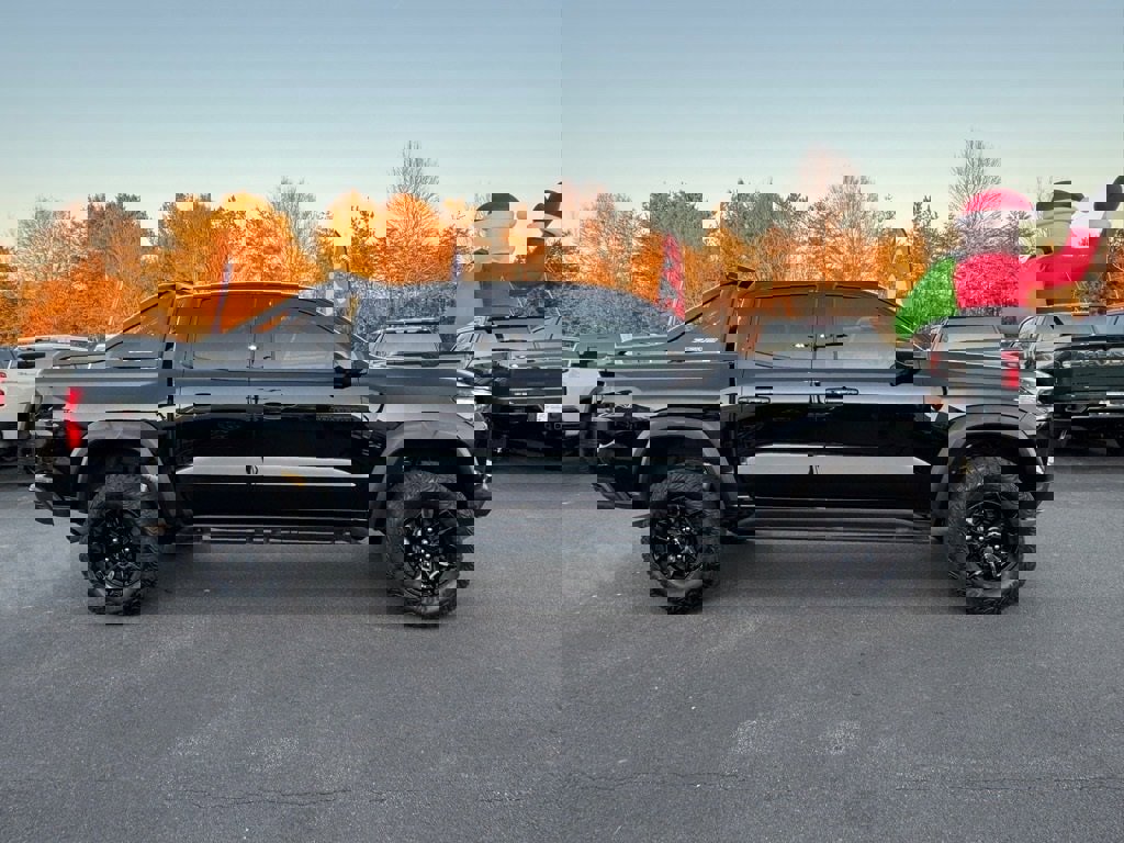 Used 2025 Chevrolet Colorado ZR2 w/ Midnight Edition image 2