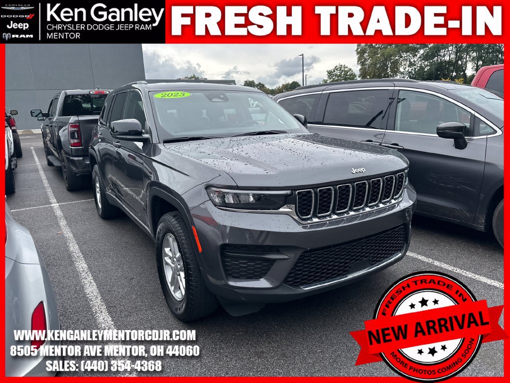 Used 2023 Jeep Grand Cherokee Laredo AWD/4WD image 2