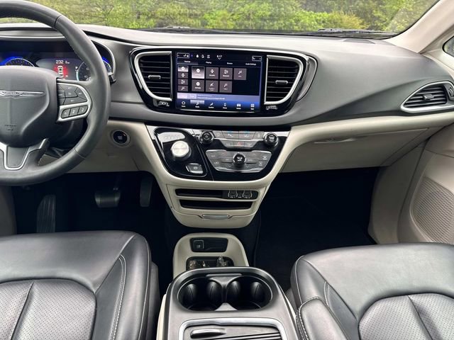 Used 2023 Chrysler Pacifica Touring-L FWD image 21