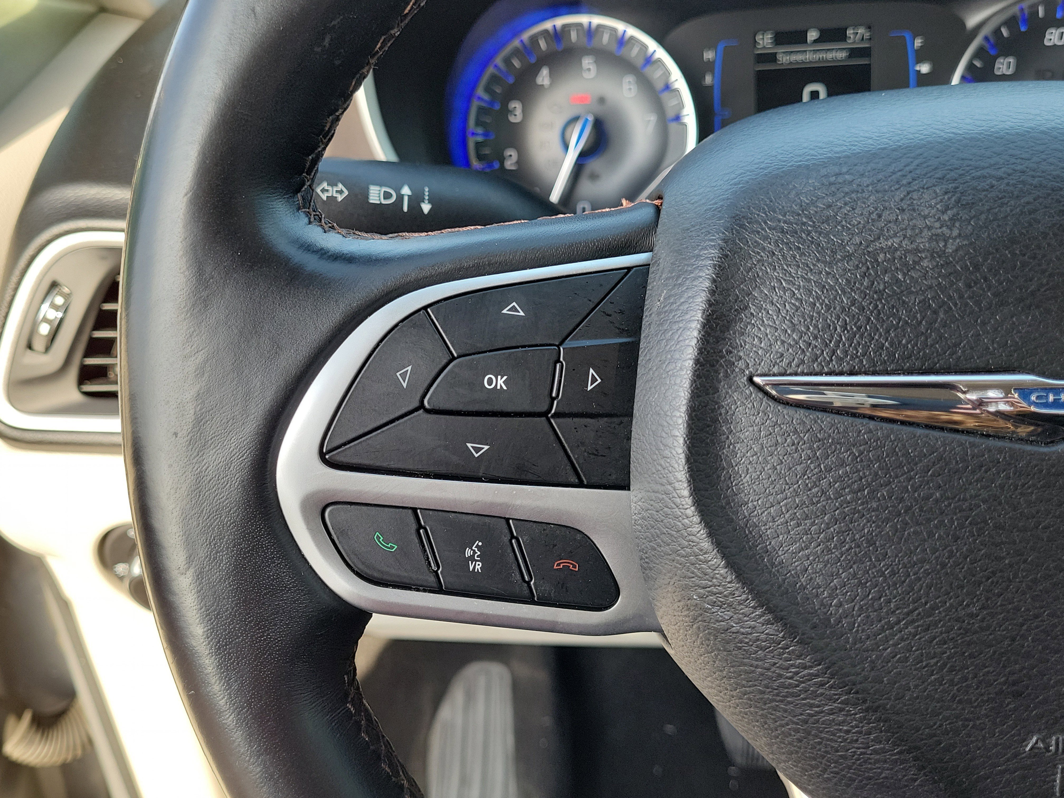 Used 2018 Chrysler Pacifica Touring-L image 25