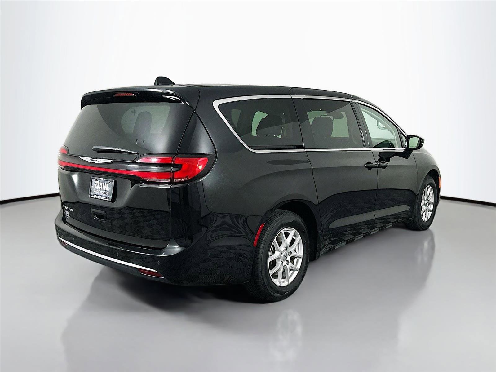 Used 2024 Chrysler Pacifica Touring-L FWD image 13