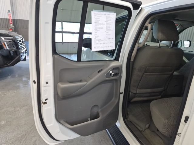 Used 2016 Nissan Frontier SV w/ SV Value Truck Package AWD/4WD image 18
