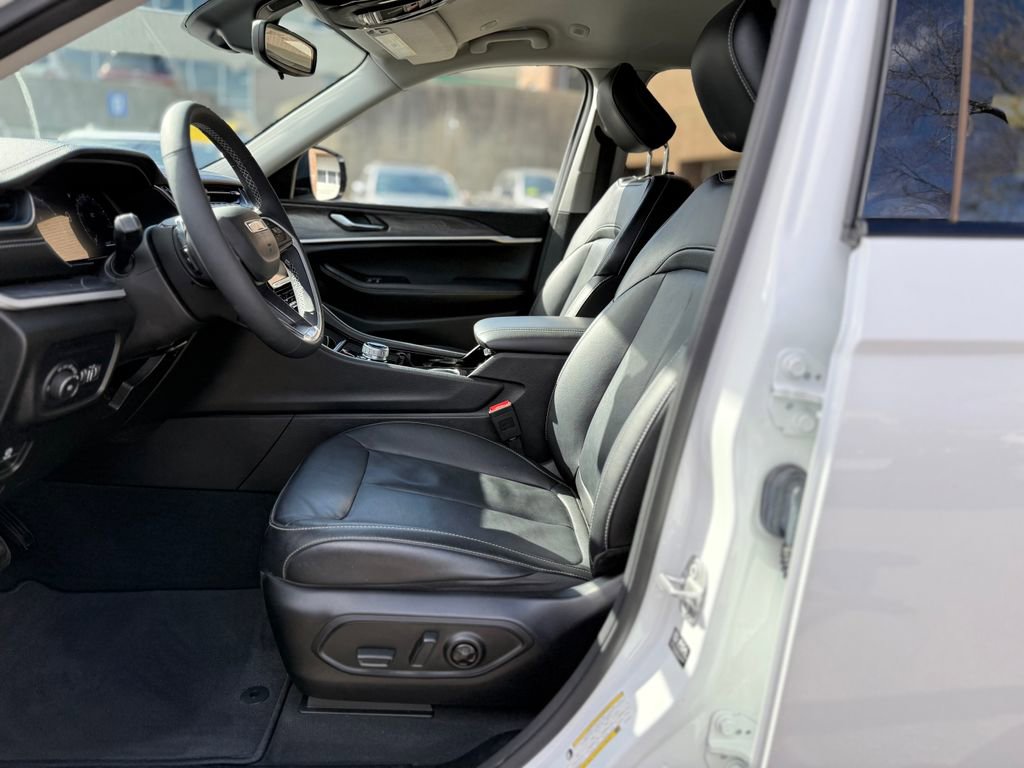 Used 2023 Jeep Grand Cherokee L Limited image 15