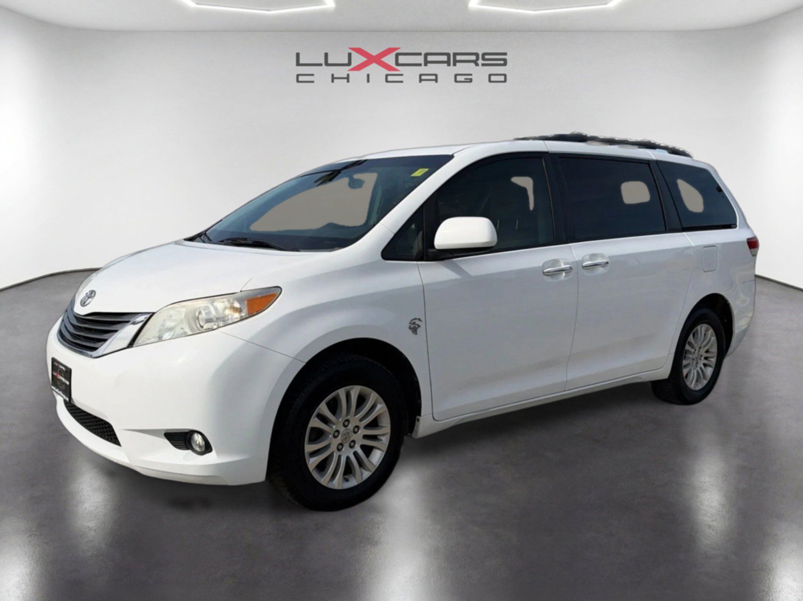 Used 2014 Toyota Sienna XLE FWD image 2