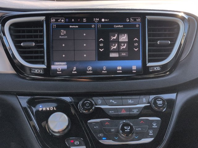 Used 2025 Chrysler Pacifica Select image 14