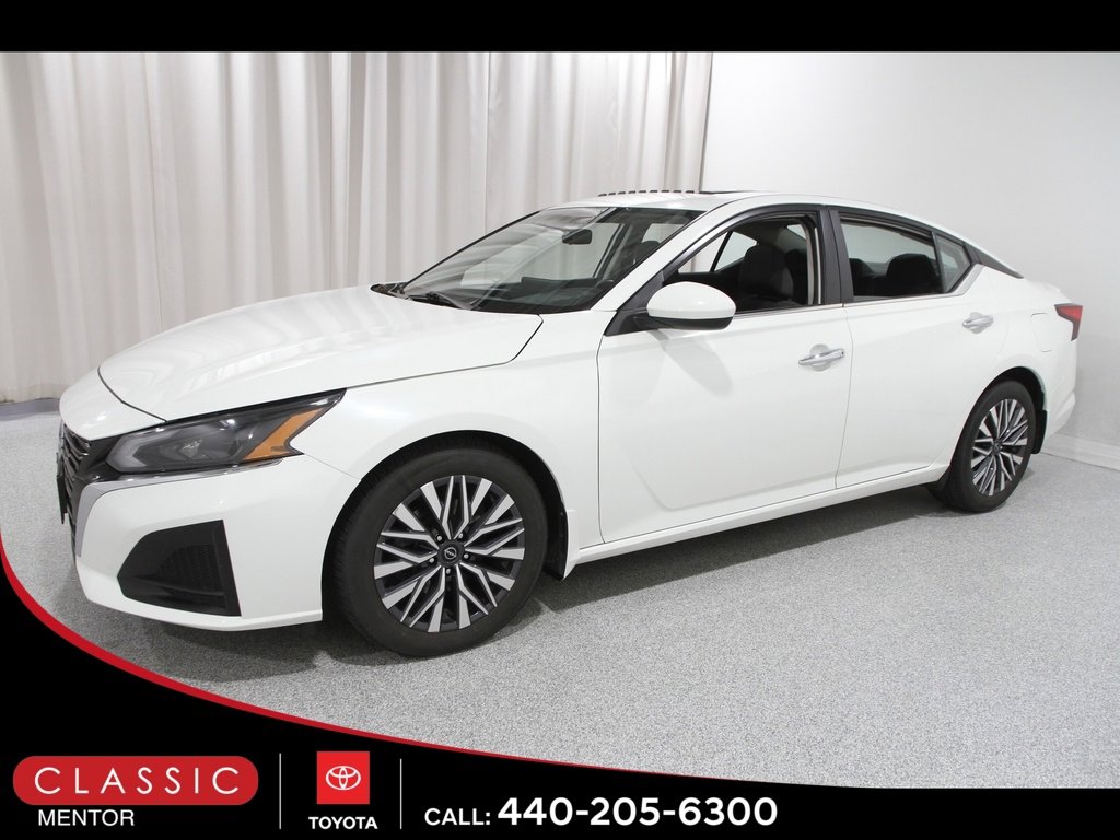 Used 2023 Nissan Altima 2.5 SV w/ SV Premium Package image 3